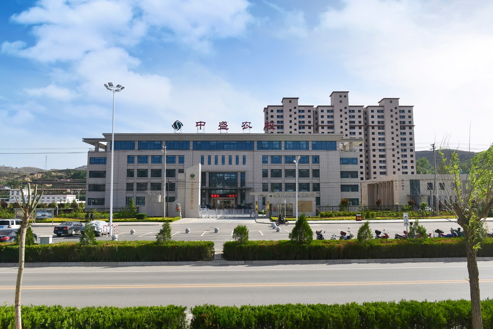 办公楼全景.jpg